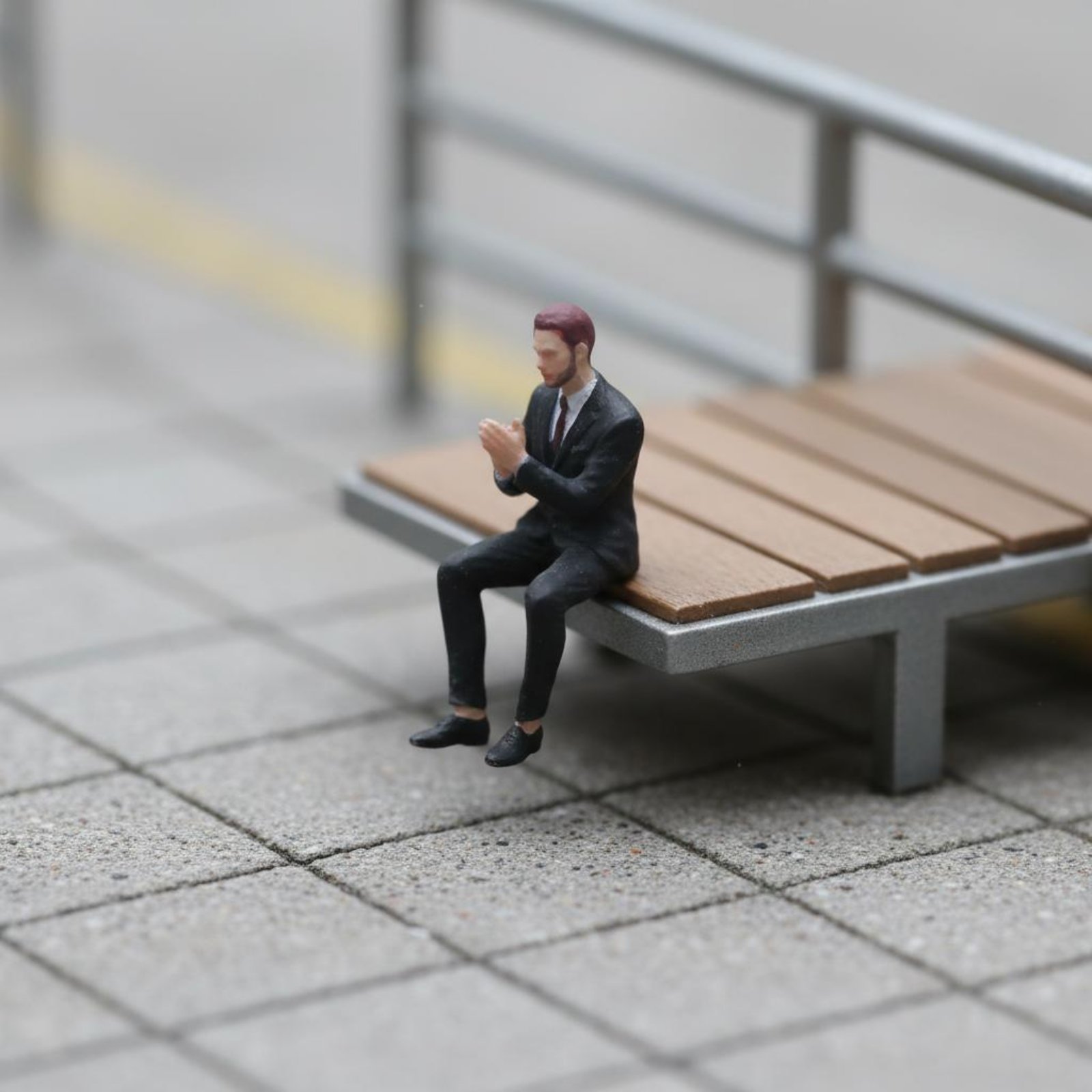 1:64 Scale Sitting Man Figure  - Men'S Suit Accessories recension och pris